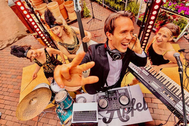 Diskjockey und Musikerinnen haben Spaß bei einer vintage Geburtstagparty