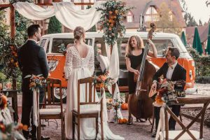 Hochzeitszeromonie mit Brautpaar und Livemusiker