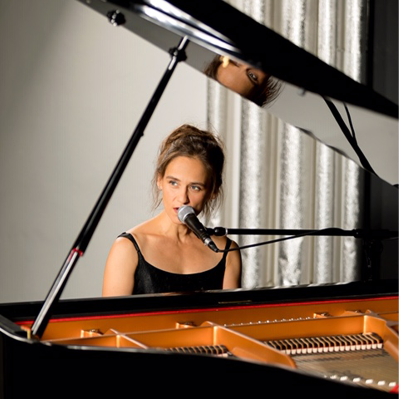 Pianistin und Sängerin