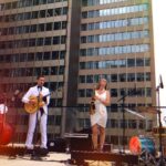 Auf dem Main Tower Frankfurt spielt die Band mit den Bond girls am Kontrabass, Saxophon und Drums, sowie am Gesang und Gitarre