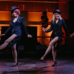 zwei roaring 20s und 20er Jahre Great Gatsby Tänzerinnen der Band Evas Apfel bei einer Themveranstaltung