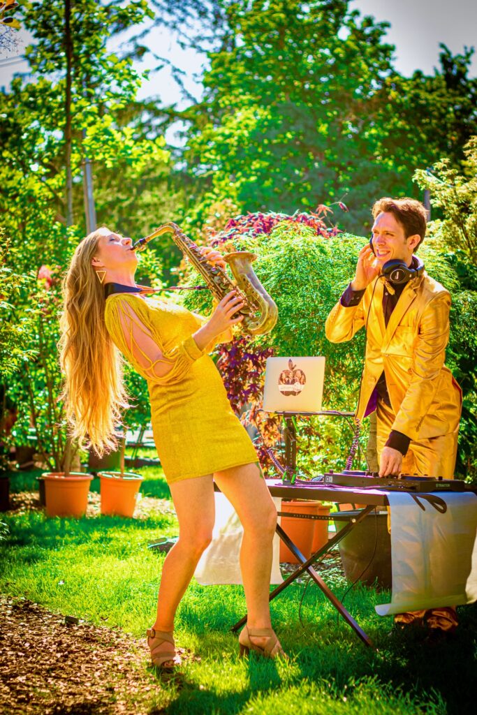 Saxophon und Discjockey der Band Evas Apfel bei einem Open Air Auftritt