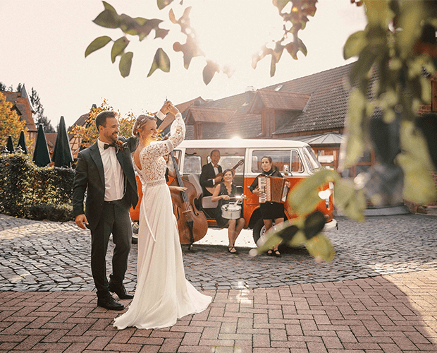 Hochzeitspaar tanzen zu der akustischen Band Bessetzung
