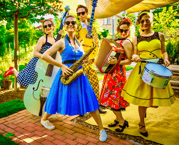 Rocknroll 1950s vintage Band bei einem open air fest