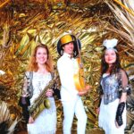 saxophon und Gitarre und gesang - das trio ist hier beim posieren in Berlin im shopping center