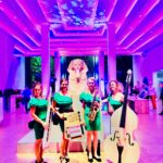 4 weibliche Musikerinnen mit Instrumenten von Evas Apfel im Kaufhaus Dussmann Berlin