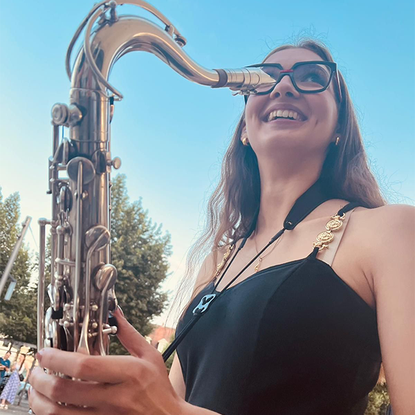 junge Saxophonistin der Band Evas Apfel