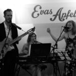 Livemusik mit Gitarre, Keyboard, Kontrabass, 1 Sänger und 2 Sängerinnen