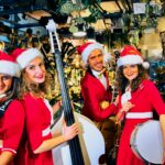Christmas band Evas Apfel mit Drums, Gitarre, Keyboard, Kontrabass, 1 Sänger und 3 Sängerinnen
